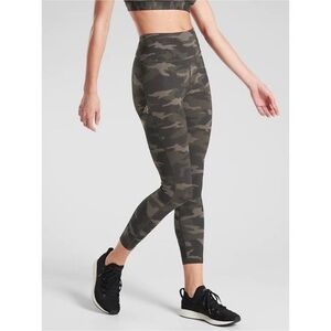 EUC Athleta Ultimate Camo 7/8 Tight Small